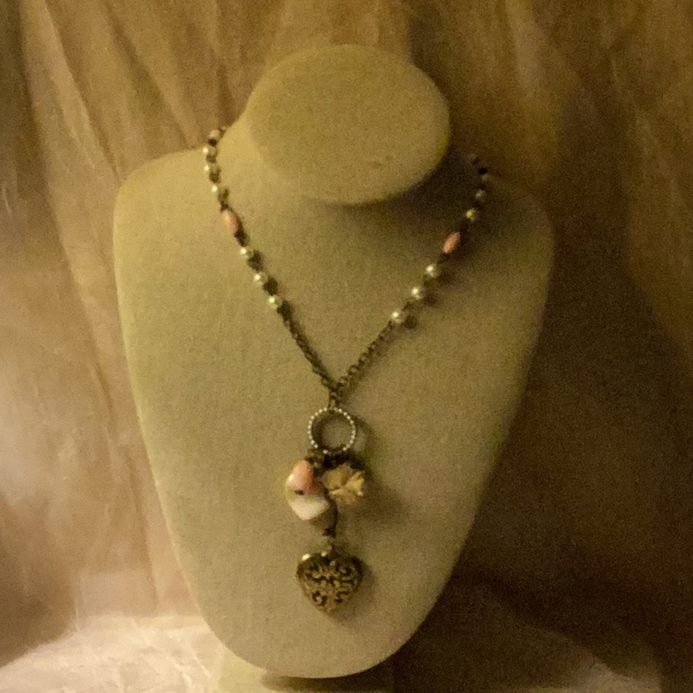 Brass colored necklace pink beads & faux pearls, w/pendent & 6 dangling charms